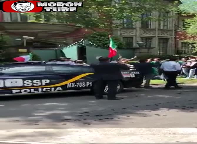 Video :Mexico City - Joyful Mexican fans storm the Korean consulate